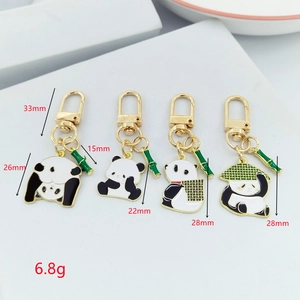 Vierteiliges Set niedlicher Panda-Emaille-Anhänger mit verschiedenen Bambus-Motiven