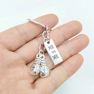 Inspirerende bokshandschoen sleutelhanger met Never Give Up gravure in antiek zilver