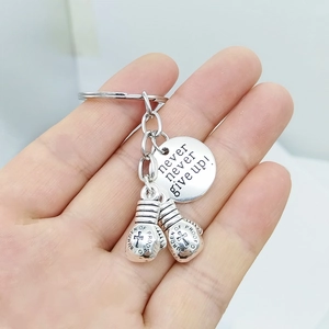Inspirerende bokshandschoen sleutelhanger met Never Give Up gravure in zilver