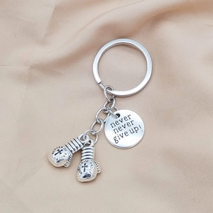 Detail van zilveren bokshandschoenen sleutelhanger met Never Give Up bedeltje