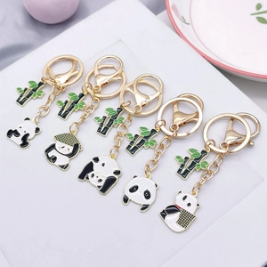 Detail von fünf verschiedenen Panda- und Bambusanhängern mit goldenen Schlüsselringen