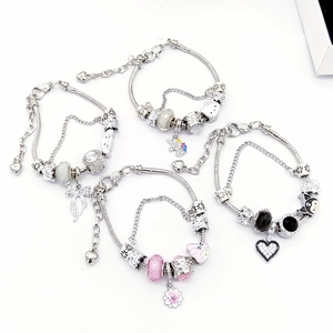 Collection de bracelets à thème Sanrio avec breloques Hello Kitty et Kuromi
