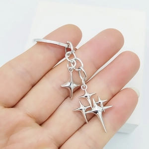 Porte-clés avec pendentifs étoiles à quatre branches en alliage argenté poli sur un anneau