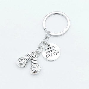 Never Give Up bokshandschoen sleutelhanger van gepolijst zilver voor sportliefhebbers