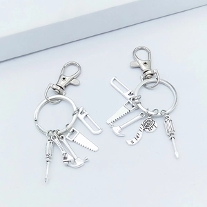 Set portachiavi fai-da-te in metallo argento con mini utensili per la festa del papà