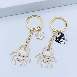 Porte-clés gothique doré avec araignée tête de mort et pendentifs de toile d'araignée