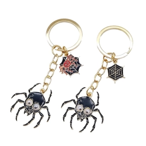 Porte-clés araignée gothique pour Halloween avec émail noir et détails de toile en alliage doré