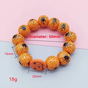 Halloween houten kralenarmband met oranje spinnenwebpatronen en pompoen bedeltje