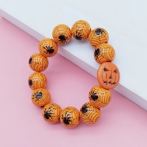 Halloween Holzarmband mit orangefarbenen Spinnennetz-Perlen und Kürbis-Anhänger im Detail
