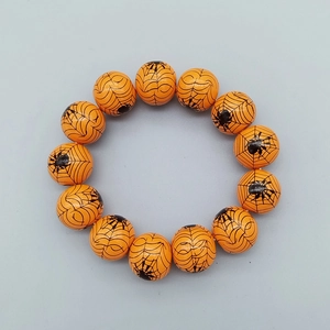 Detail von 16mm orangefarbenen Holzperlen mit schwarzen Spinnennetzen für Halloween Armband