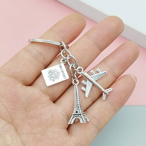 Porte-clés de voyage avec breloques en métal passeport, tour Eiffel et avion