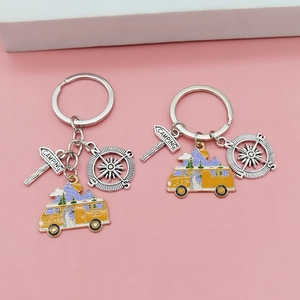 Porte-clés Camping Plein Air Camping-car Boussole Panneau de Signalisation Pendentif Alliage de Zinc Émail Sac à Dos de Voyage Charme Style Aventure Unisexe