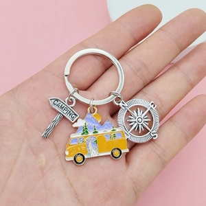 Porte-clés de camping avec boussole argentée, camping-car coloré et panneau indicateur