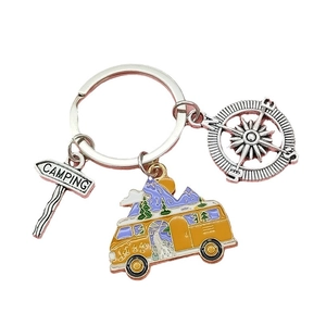 Porte-clés camping avec boussole argentée, panneau routier et pendentif camping-car
