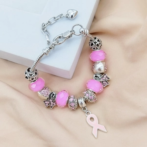 Bracelet à perles argenté avec pierres facettées roses et pendentif cœur ruban rose