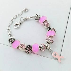 Bracelet ruban rose avec perles en cristal facettées et pendentifs coeur sur chaîne argent