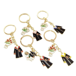 Détails de cinq porte-clés de remise de diplôme en alliage avec robe et motif de tulipe
