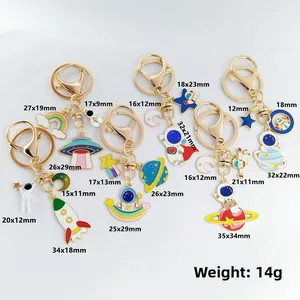 Porte-clés astronaute et OVNI en alliage avec pendentifs de planètes colorées