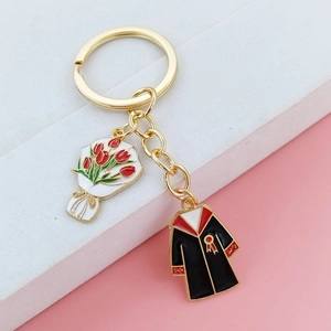 Détail de la robe de remise des diplômes et du porte-clés tulipe avec matériel doré poli