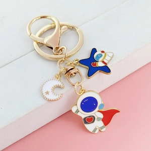 Porte-clés astronaute avec cœur rouge, lune dorée et breloques étoile bleue pour sacs