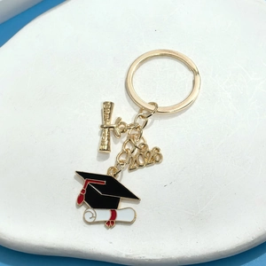 Porte-clés de remise de diplôme doré avec breloque 2023 et pendentif chapeau noir
