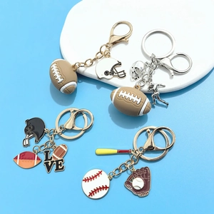 Détails de divers porte-clés de sport comprenant des designs de football et baseball