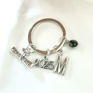 Porte-clés Saison des Diplômes 2025 en Alliage de Zinc Argent Avec Lettre Initiale Pierre de Naissance Pendentif Parchemin de Remise des Diplômes Cadeau de Diplôme pour Homme Femme