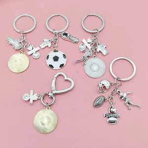 Lot de porte-clés sportifs DIY avec pendentifs football et rugby sur fond rose
