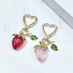 Porte-clés fraise en résine translucide avec fermoirs cœur dorés en rouge et rose