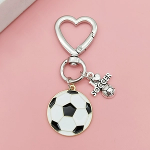 Détail d'un porte-clés de football avec fermoir en cœur et pendentif décoratif sport
