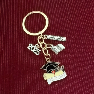 Porte-clés de Graduation 2025 Toque de Gradué Parchemin Livres Fleurs Pendentif en Métal Cadeau Souvenir Diplôme