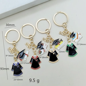 Porte-clés en Alliage de Métal Saison de Remise des Diplômes Pendentifs Toge Toque Diplôme Cadeau Commémoratif pour Étudiants Diplômés