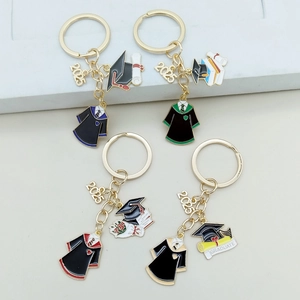 Lot de porte-clés de remise de diplôme 2025 avec pendentifs toge et mortier dorés
