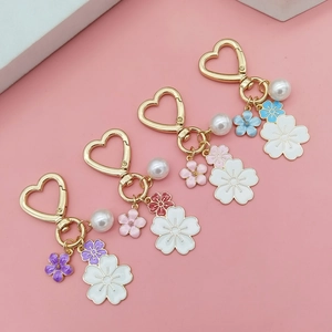 Llavero Dulce con Forma de Corazón y Flor de Cerezo Sakura con Perla Artificial de Imitación y Colgante de Flor de Aleación para Mujer Niñas