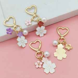 Set de llaveros de corazón con flores de cerezo y perlas en metal dorado