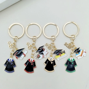Porte-clés de remise de diplôme 2025 avec breloques en émail coloré et toge de diplômé