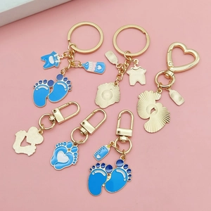 Vijfdelige blauwe emaille babyshower sleutelhangerset met gouden hartsluitingen