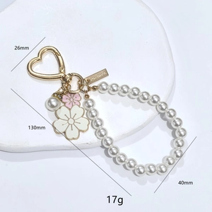 Llavero de perlas de cerezo con hebilla de corazón y colgante de flor rosa