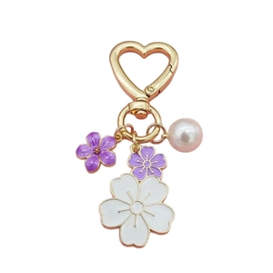 Lindo llavero de corazón con pétalos de flor de cerezo y perla para bolsos