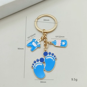 Blauwe babyfles en kleding bedeltjes sleutelhanger in goudkleurige legering, maat 90mm