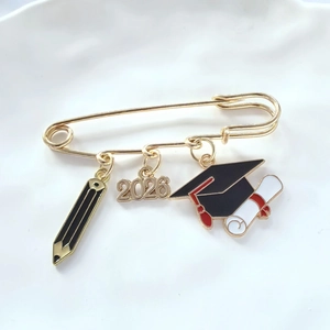 Graduation Season Gold Alloy Enamel Brooch Pin With 2025 2026 Year Pencil Graduation Cap Certificate Pendant Jewelry Gift