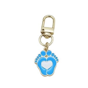 Gouden sleutelhanger met blauwe babyvoetjes in hartvorm en geëmailleerde details