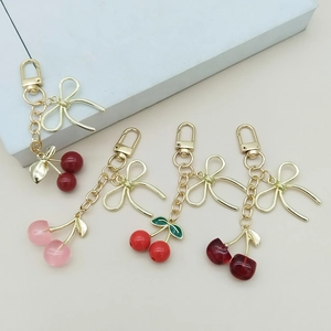 Vue détaillée de porte-clés cerises avec fermoirs dorés et pendentifs en résine