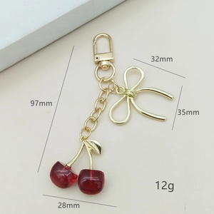 Porte-clés cerise 3D avec nœud doré et breloques en résine rouge, longueur 97mm