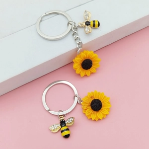 Vue détaillée du porte-clés tournesol et abeille avec des strass blancs étincelants