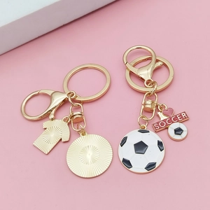 Porte-clés maillot de foot doré avec ballon et breloque I Love Soccer sur fond rose