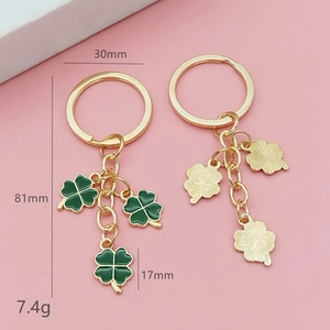 Porte-clés trèfle à quatre feuilles avec breloques en émail vert et dimensions détaillées