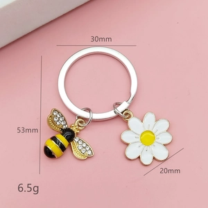Détails du porte-clés abeille et marguerite avec dimensions et breloques émaillées