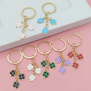 Lot de porte-clés trèfle à quatre feuilles porte-bonheur avec pendentifs en émail coloré