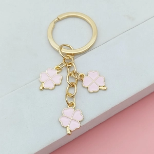 Porte-clés doré avec pendentifs trèfle à quatre feuilles roses et finition en alliage